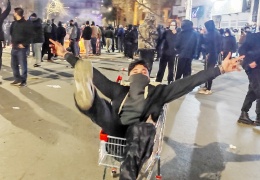 Halk sokakları terk etmiyor