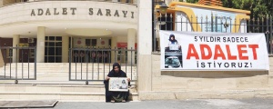 Bayramda da adliye önünde
