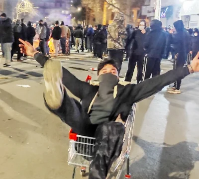 Halk sokakları terk etmiyor