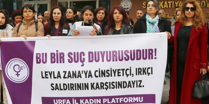 Kadınlar ırkçı ve kadın düşmanı saldırılara tepki gösteriyor.